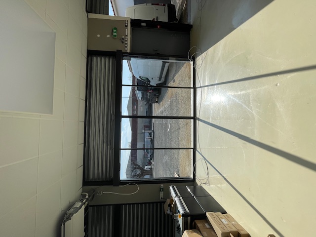 Vitrine protégée par rideau métallique